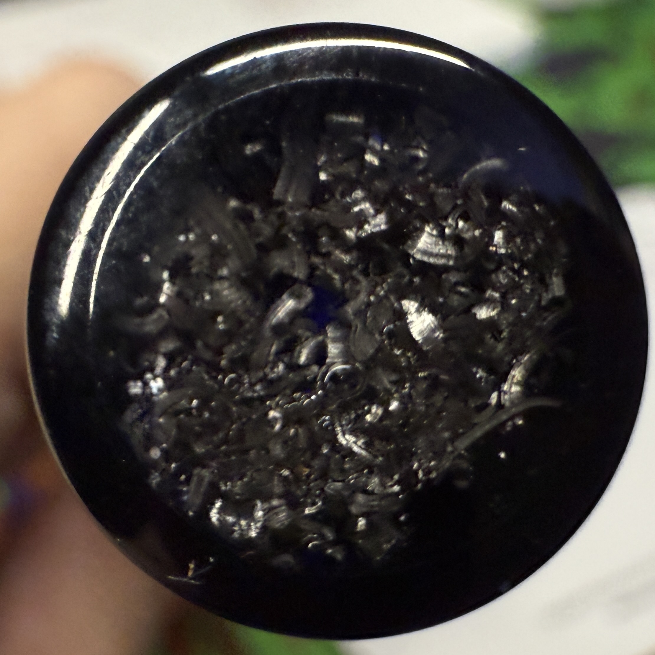Photo showing the meteorite chips in the finial of a fountain pen